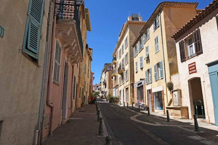 La_rue_Saint-Sauveur_côté_est,_vue_orientée_vers_la_place_Bellevue_(Le_Cannet)